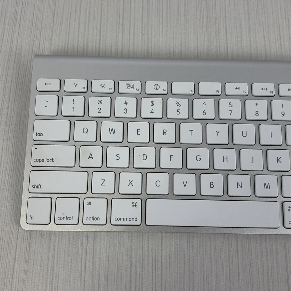 Apple A1314 Bluetooth Wireless Keyboard - MC184LL/B gray tested working great.